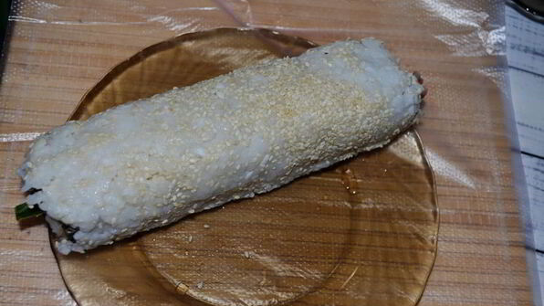 роллы навыворот со скумбрией