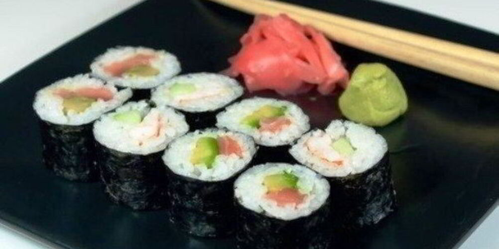 Рецепт роллов с авокадо, лососем и огурцом