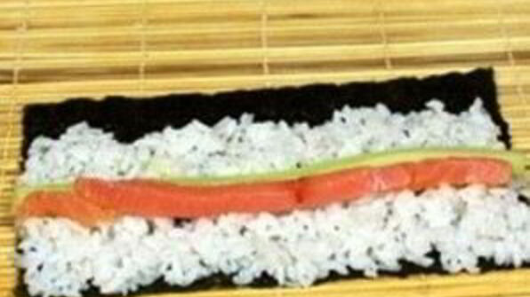 роллы с авокадо, лососем и огурцом