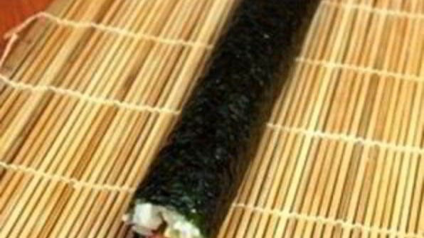 роллы с авокадо, лососем и огурцом