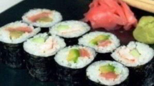 роллы с авокадо, лососем и огурцом
