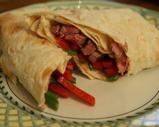 Роллы с говядиной, фасолью и сладким перцем