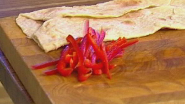 роллы с говядиной, фасолью и сладким перцем