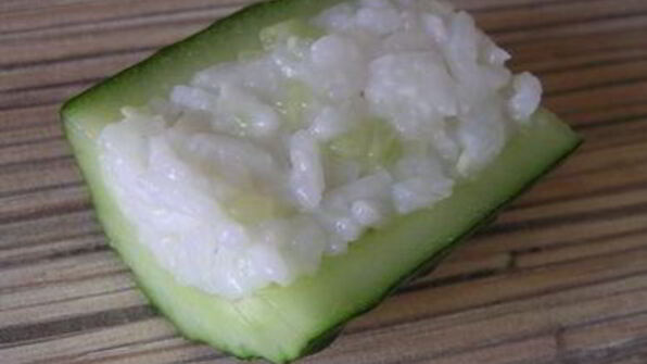 роллы с креветками в огурцах