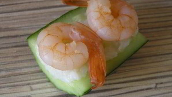 роллы с креветками в огурцах