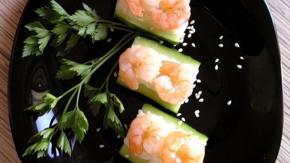 роллы с креветками в огурцах