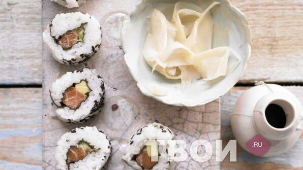 роллы с лососем