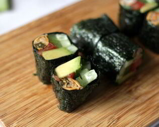 Роллы с мидиями и овощами