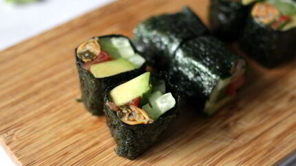 Роллы с мидиями и овощами