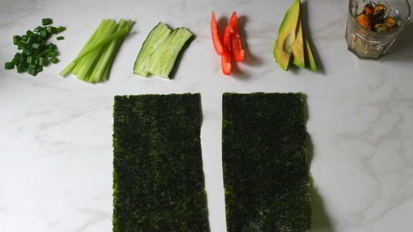 роллы с мидиями и овощами