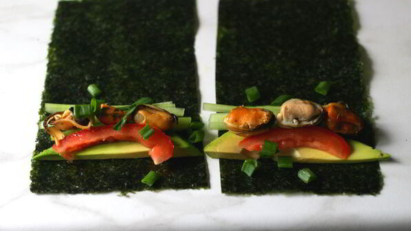 роллы с мидиями и овощами