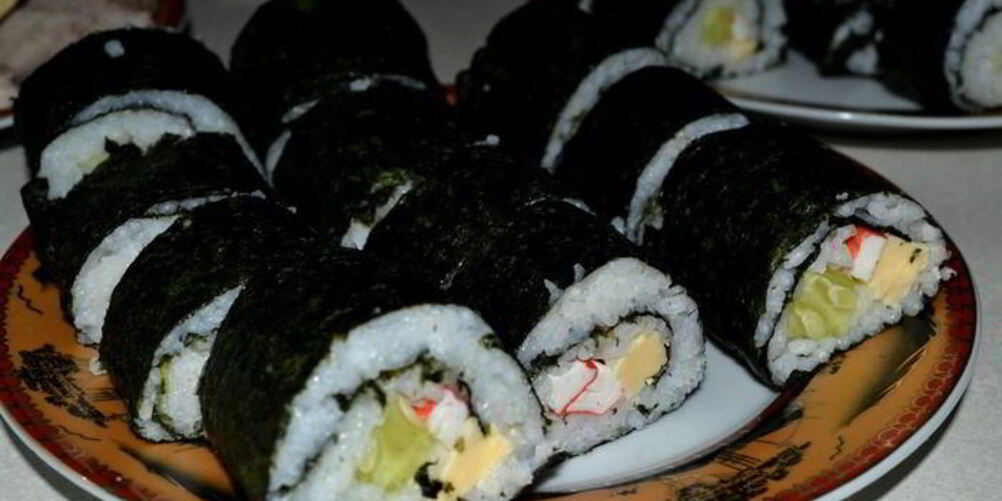 Рецепт роллов с огурцом, крабовыми палочками и сыром