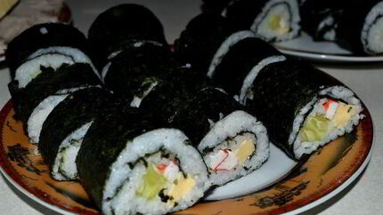 Роллы с огурцом, крабовыми палочками и сыром