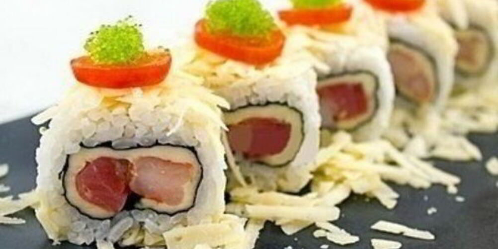 Рецепт роллов с семгой и креветками по-домашнему