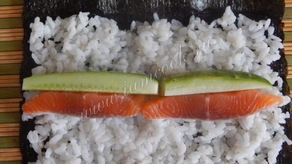 роллы с семгой и огурцом