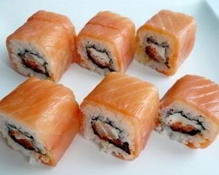 Сливочный ролл с икрой тобико