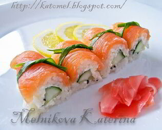 Суши-ролл без нори с лососем и сыром Филадельфия