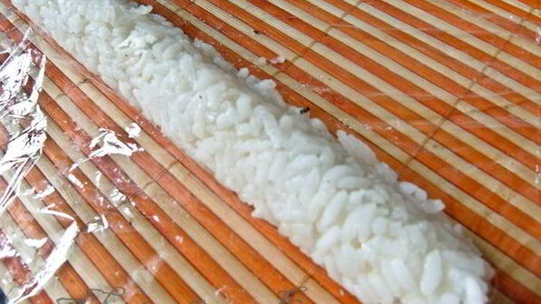 суши-ролл без нори с лососем и сыром филадельфия