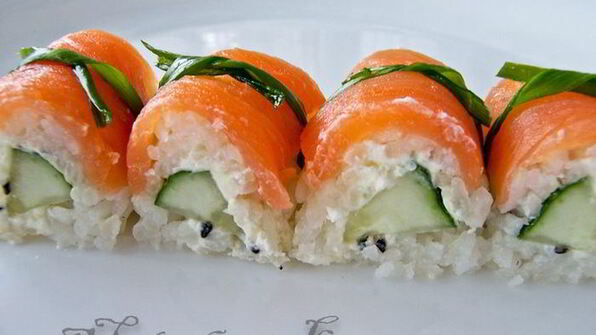 суши-ролл без нори с лососем и сыром филадельфия