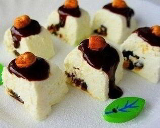 Творожные роллы с фундуком и финиками