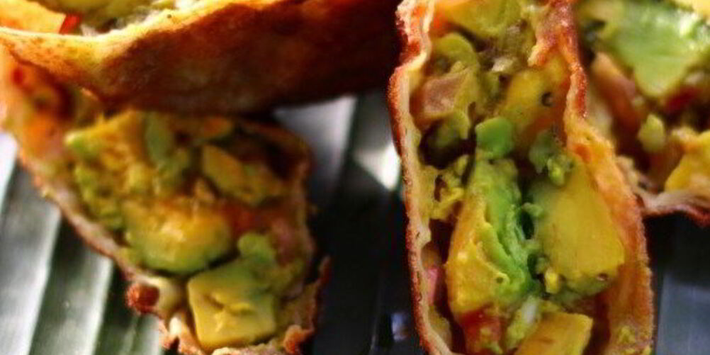 Рецепт яичного ролла с авокадо и зеленью