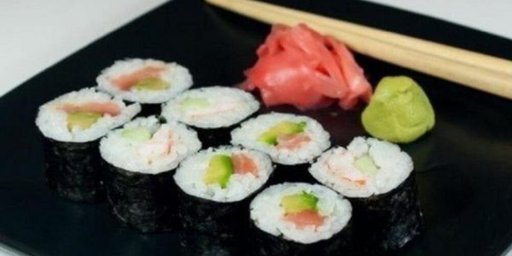 Рецепт японских роллов с лососем, авокадо и огурцом