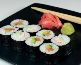 Японские роллы с лососем, авокадо и огурцом