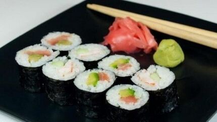 Японские роллы с лососем, авокадо и огурцом