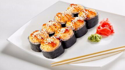 Запеченные роллы с копченой курицей