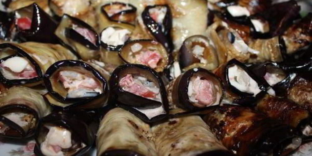 Рецепт баклажанных рулетиков с овощами и моцареллой