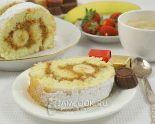 Бисквитный рулет с бананом