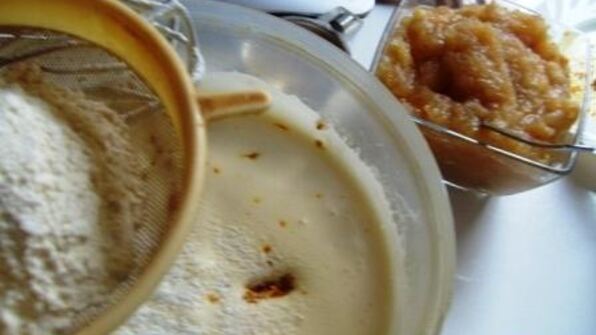 бисквитный рулет с яблоками