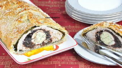 Куриный рулет с черносливом в слоеной шубке