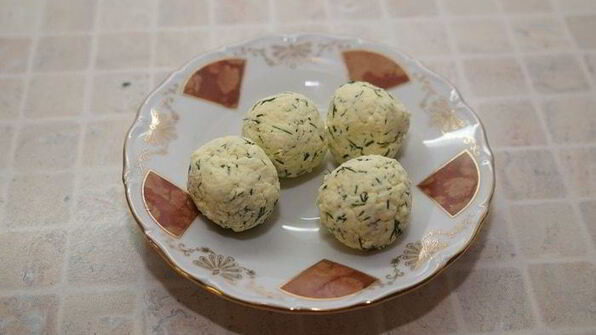 куриный рулет с черносливом в слоеной шубке