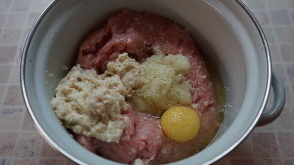 куриный рулет с черносливом в слоеной шубке