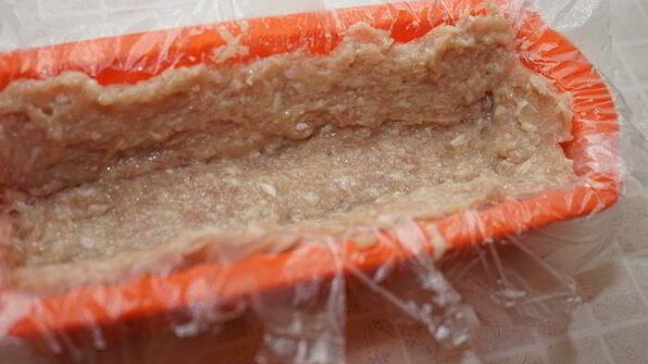 куриный рулет с черносливом в слоеной шубке