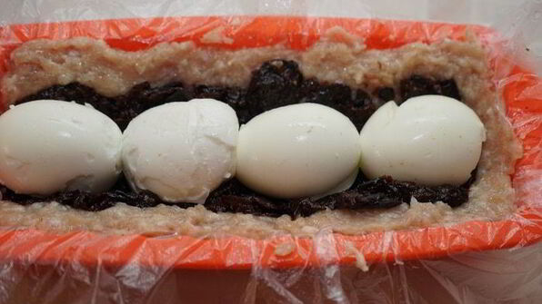 куриный рулет с черносливом в слоеной шубке