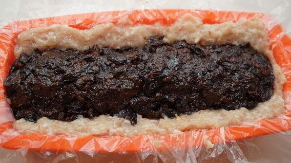 куриный рулет с черносливом в слоеной шубке