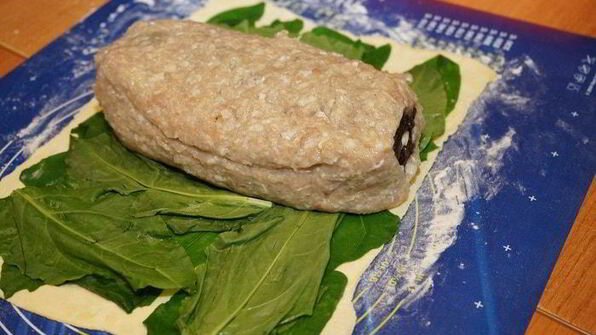 куриный рулет с черносливом в слоеной шубке