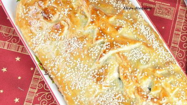 куриный рулет с черносливом в слоеной шубке