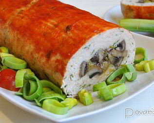 Куриный рулет с грибами и луком-пореем