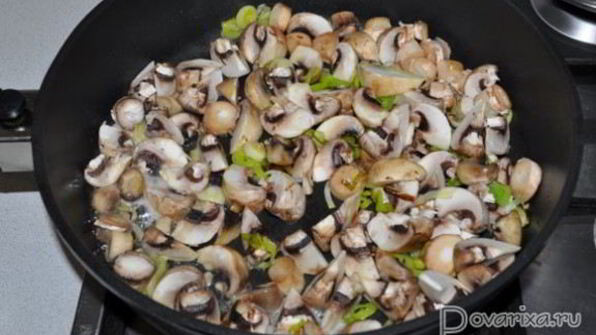 куриный рулет с грибами и луком-пореем