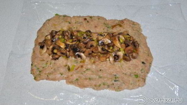 куриный рулет с грибами и луком-пореем