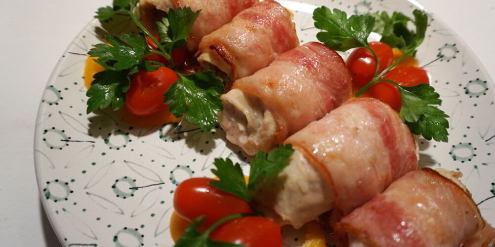 Рецепт куриных рулетиков в беконе