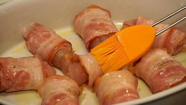 куриные рулетики в беконе