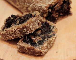 Маковый рулет с орехами и сухофруктами