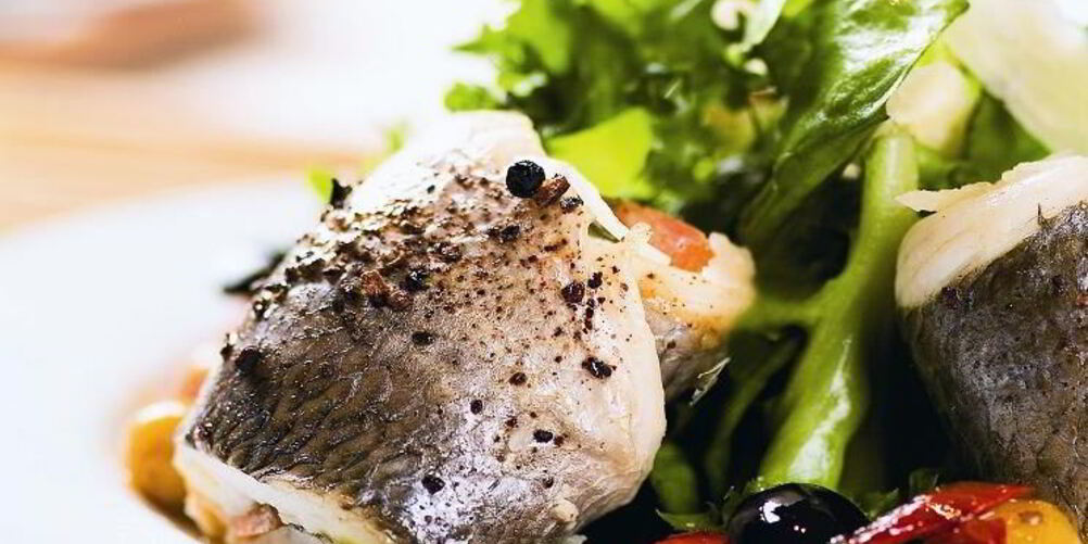 Рецепт микса зеленых салатов с рулетами из филе дорады