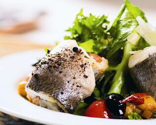 Микс зеленых салатов с рулетами из филе дорады