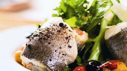 Микс зеленых салатов с рулетами из филе дорады