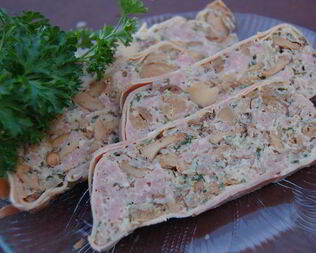 Мясной рулет с лисичками